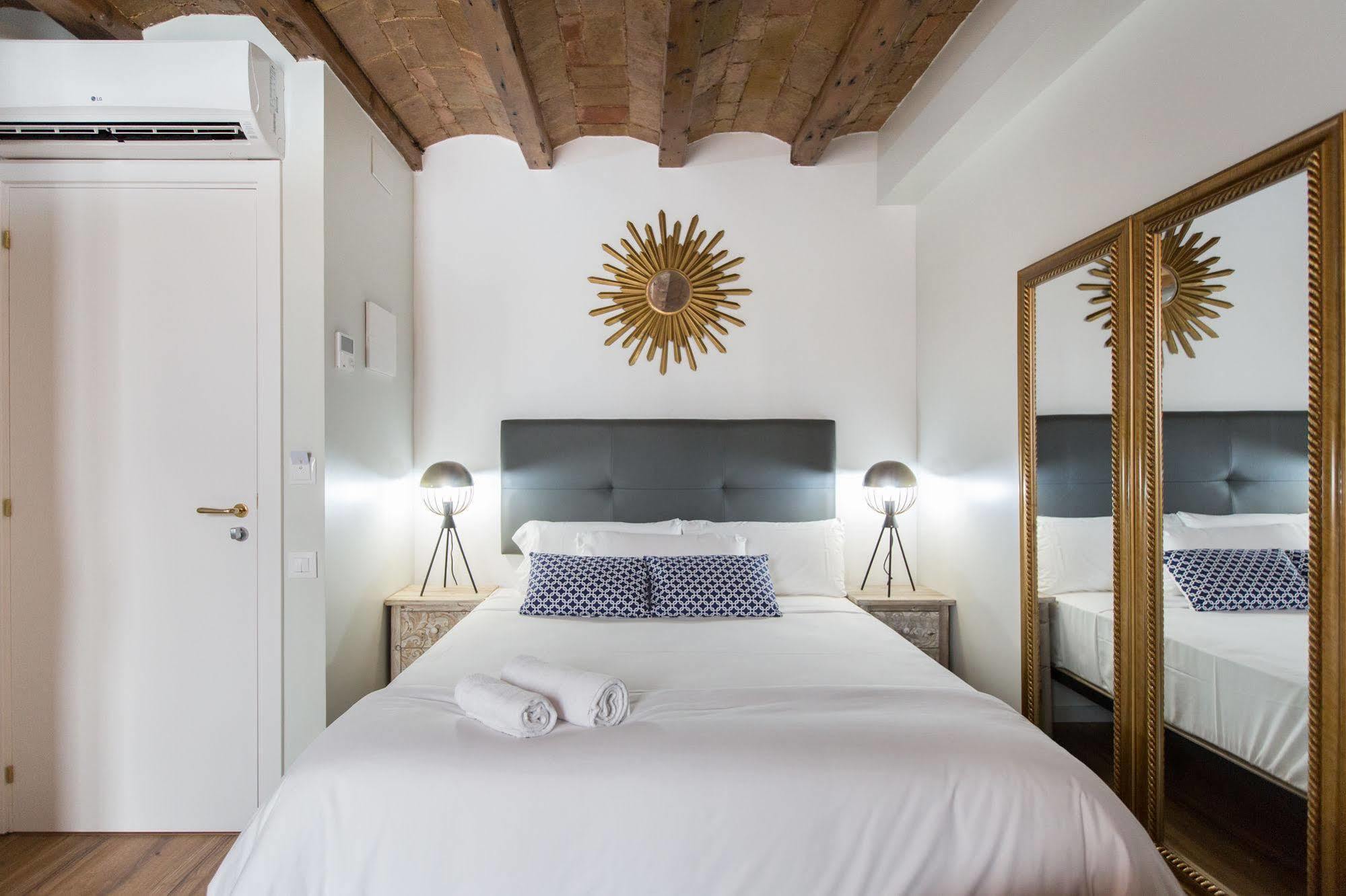 En Ferran By The Streets Hotell Barcelona Exteriör bild